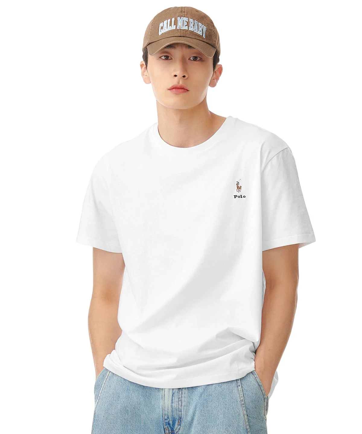 티셔츠의 넥 라인 봉제 상태와 가슴 부분의 깔끔한 스몰 로고를 근접 촬영한 사진
