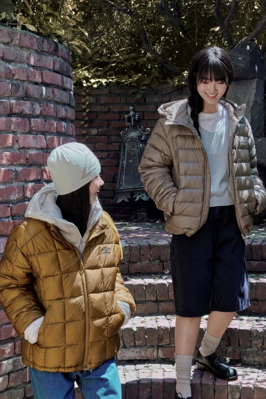 패딩 겉감에 빗방울이 맺혀 있는 모습과 엄브로 로고 디테일 컷