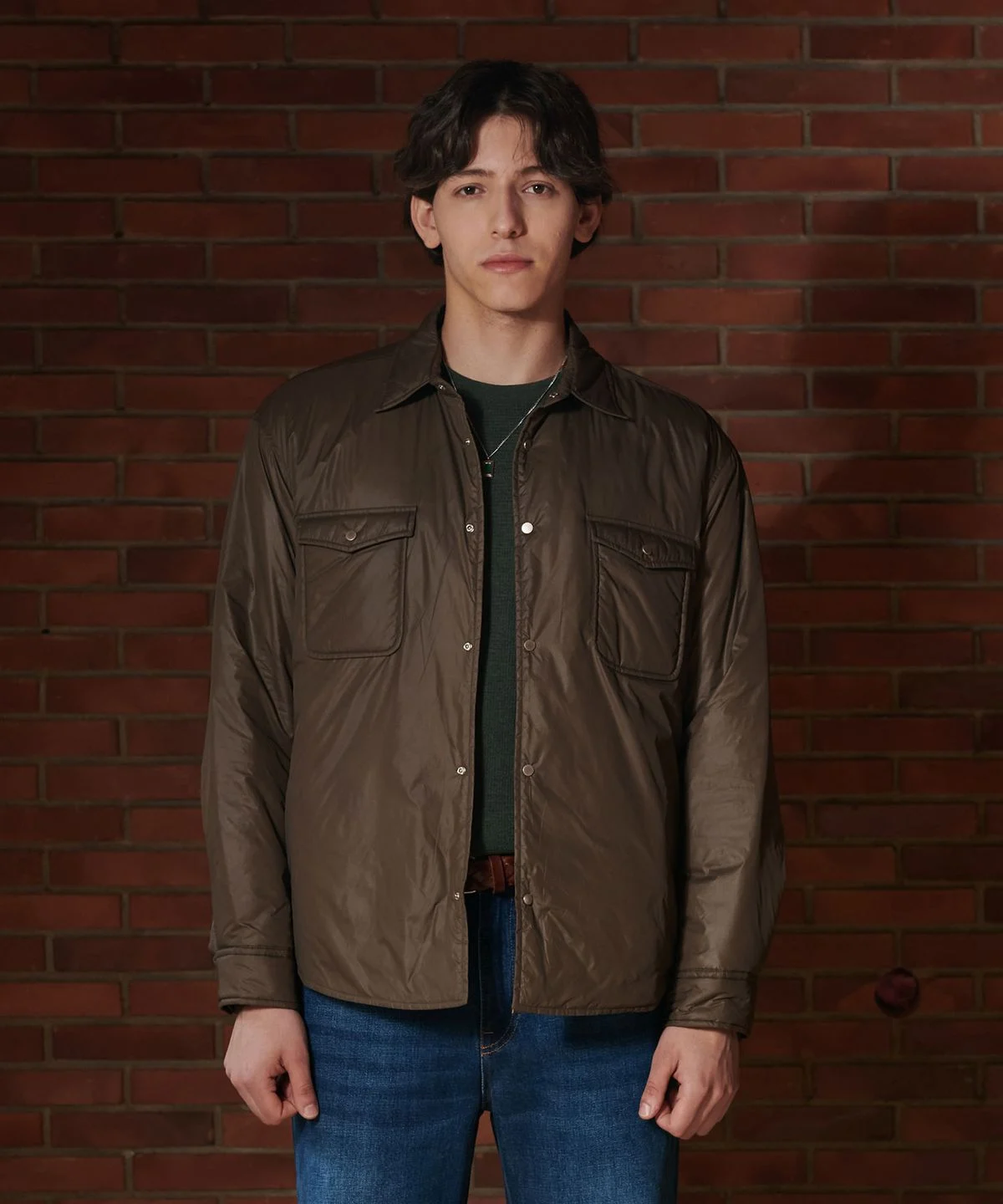 거울 셀카로 찍은 전체적인 핏, 엉덩이를 살짝 덮는 기장감과 여유로운 실루엣