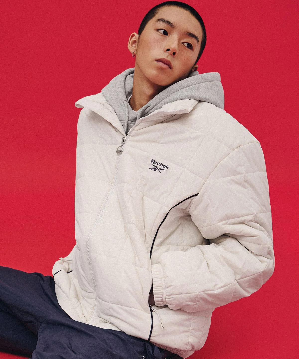 자켓의 스퀘어 퀼팅 조직감을 가까이서 찍은 디테일 컷, 꼼꼼한 봉제선이 돋보이는 장면