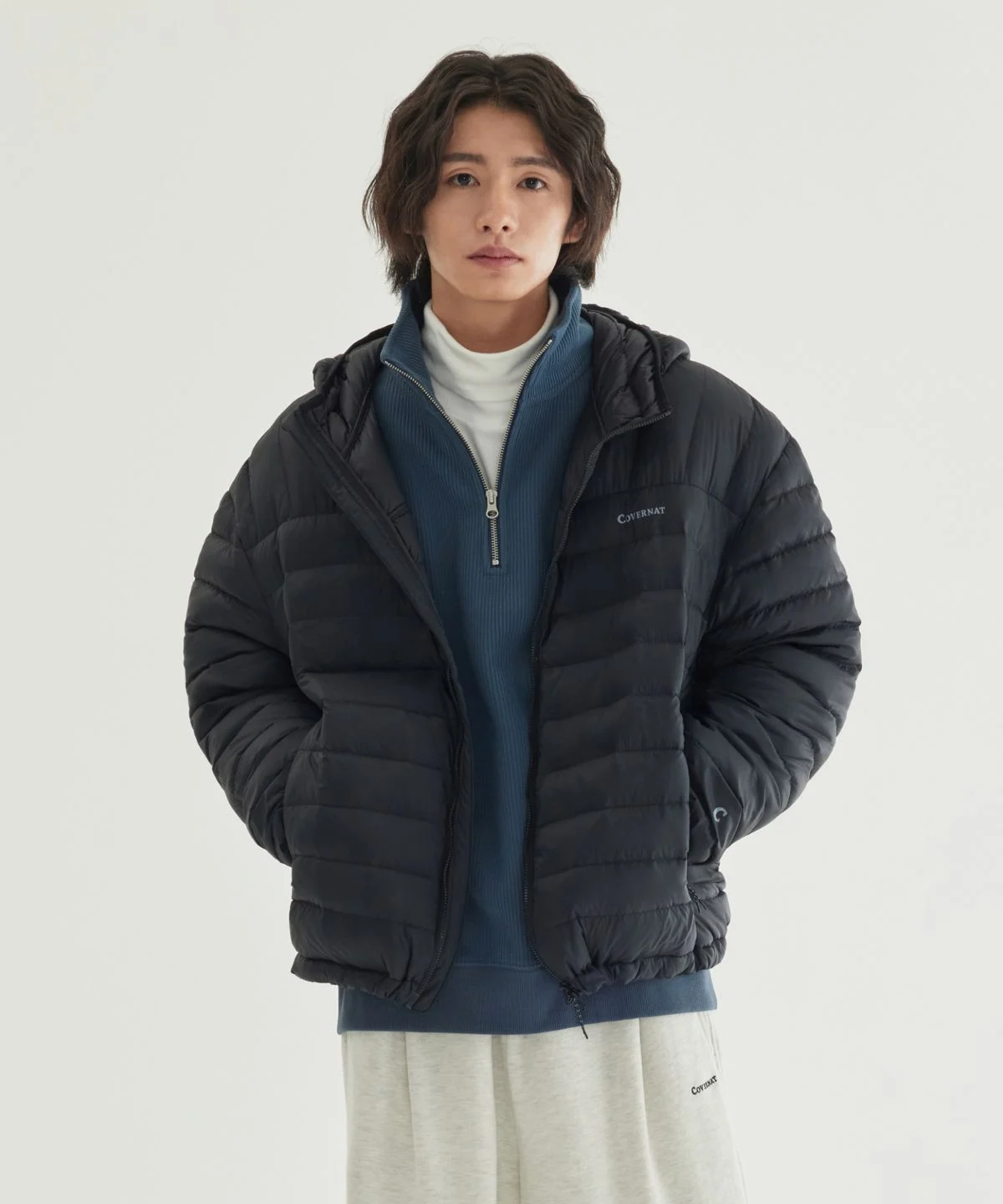 후드를 쓰고 찬바람을 막으며 길을 걷는 옆모습, 후드의 핏감이 드러나는 사진