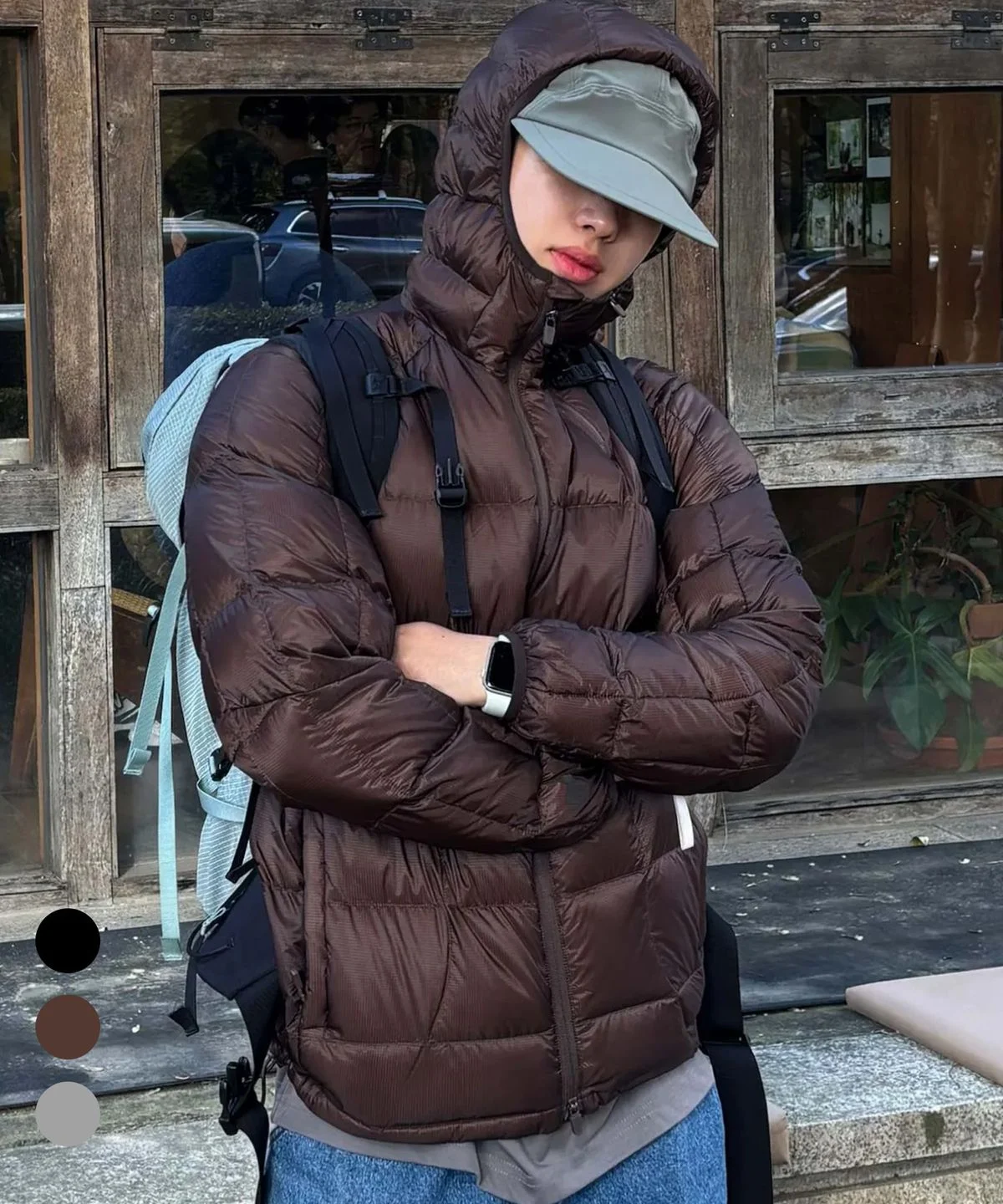 깔끔한 더블유엠씨 로고가 박힌 택배 박스와 비닐에 정성스럽게 포장된 스퀘어 퀼팅 다운 자켓 그레이 컬러의 모습