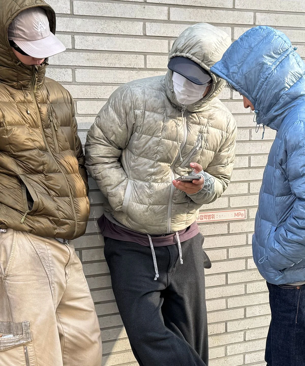 손목 시보리 부분과 지퍼 하단부를 클로즈업하여 마감 퀄리티를 보여주는 사진