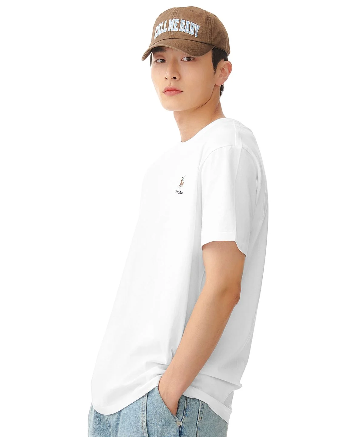 티셔츠 위에 베이지색 가을 트렌치 코트를 걸치고 외출 준비를 마친 세련된 데일리룩 모습