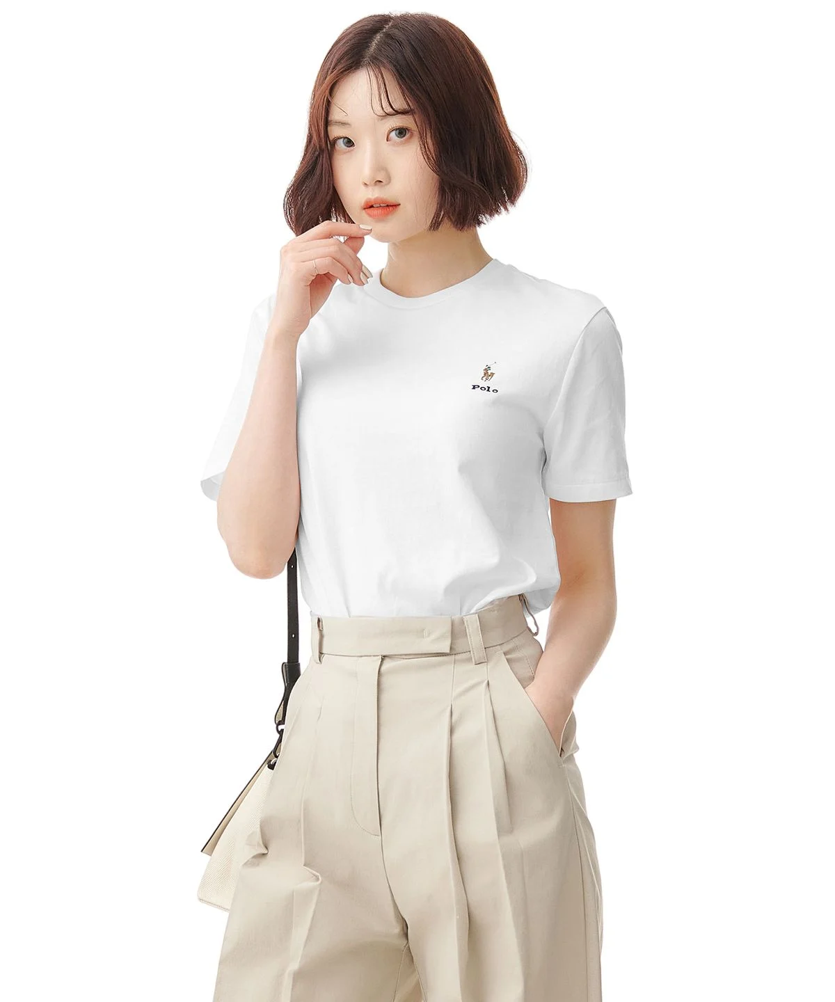 178cm 화자가 거울 앞에서 티셔츠를 입고 어깨와 허리 라인 핏을 보여주는 전신 거울 셀카