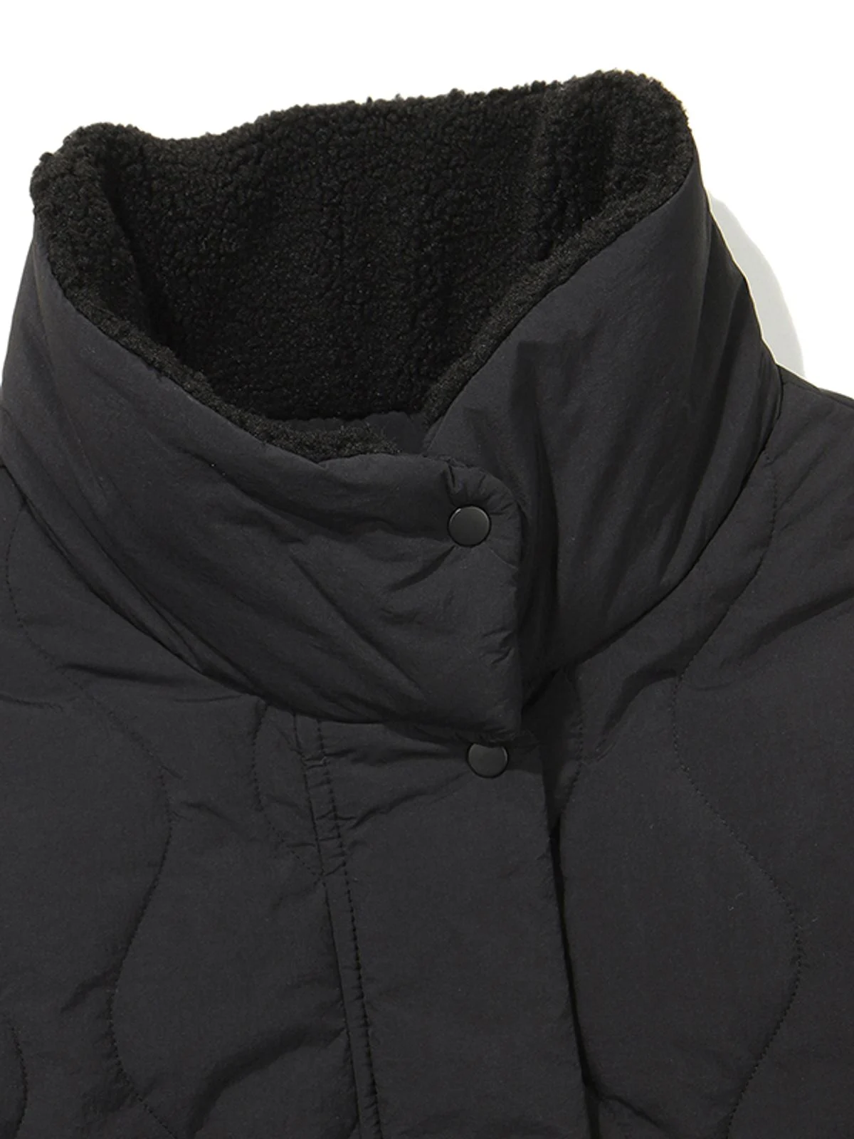 옷걸이에 걸린 롱푸퍼의 전체적인 실루엣과 다이아몬드 퀼팅 패턴이 선명하게 보이는 전신 컷