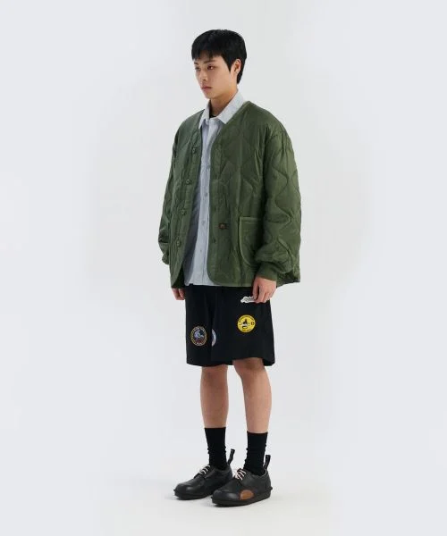 단추를 잠그지 않고 자연스럽게 오픈해서 입은 활동적인 모습