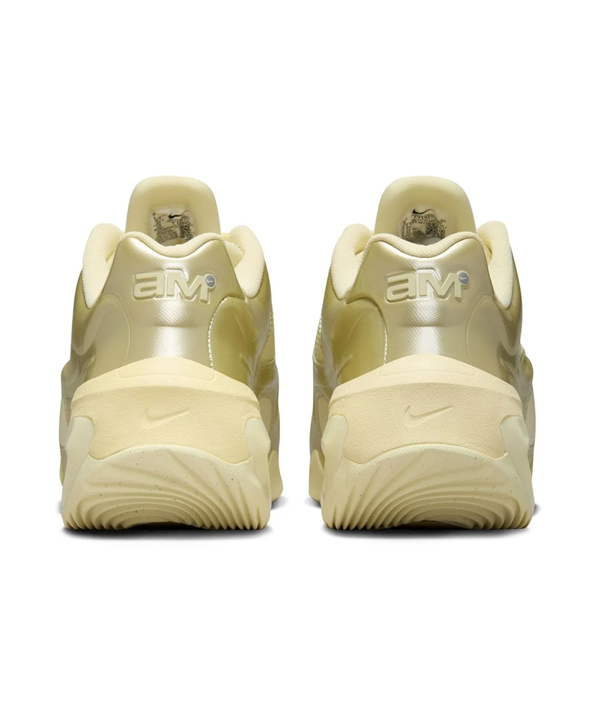 장시간 착용 후에도 모양이 흐트러지지 않고 탄탄하게 유지되고 있는 신발의 뒷모습