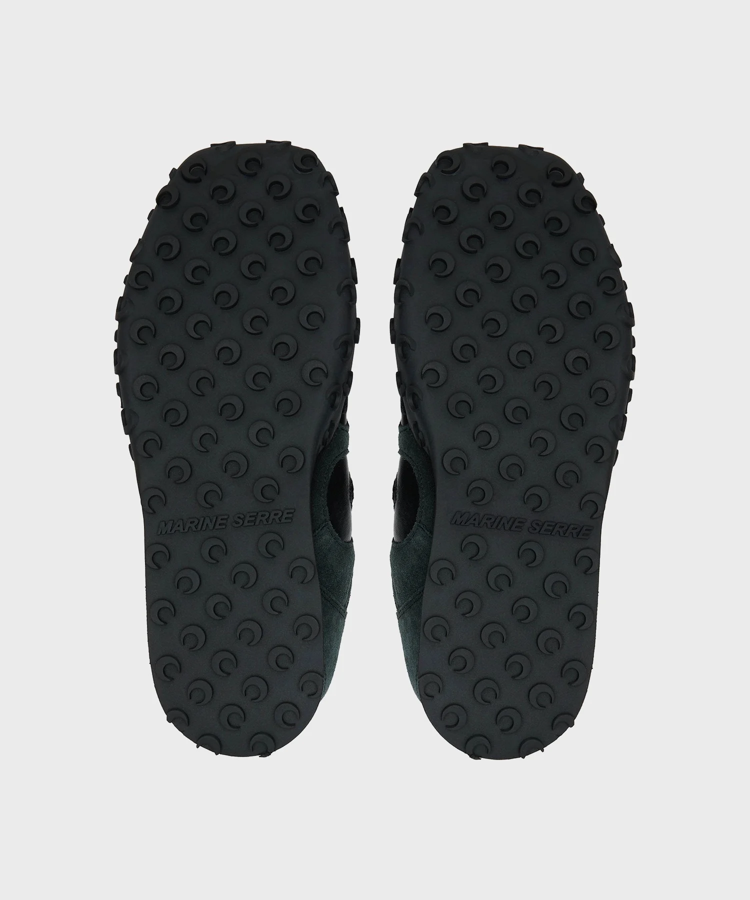 사무실 책상 아래에서 살짝 벗어둔 뮬과 슬랙스 밑단이 보이는 자연스러운 모습