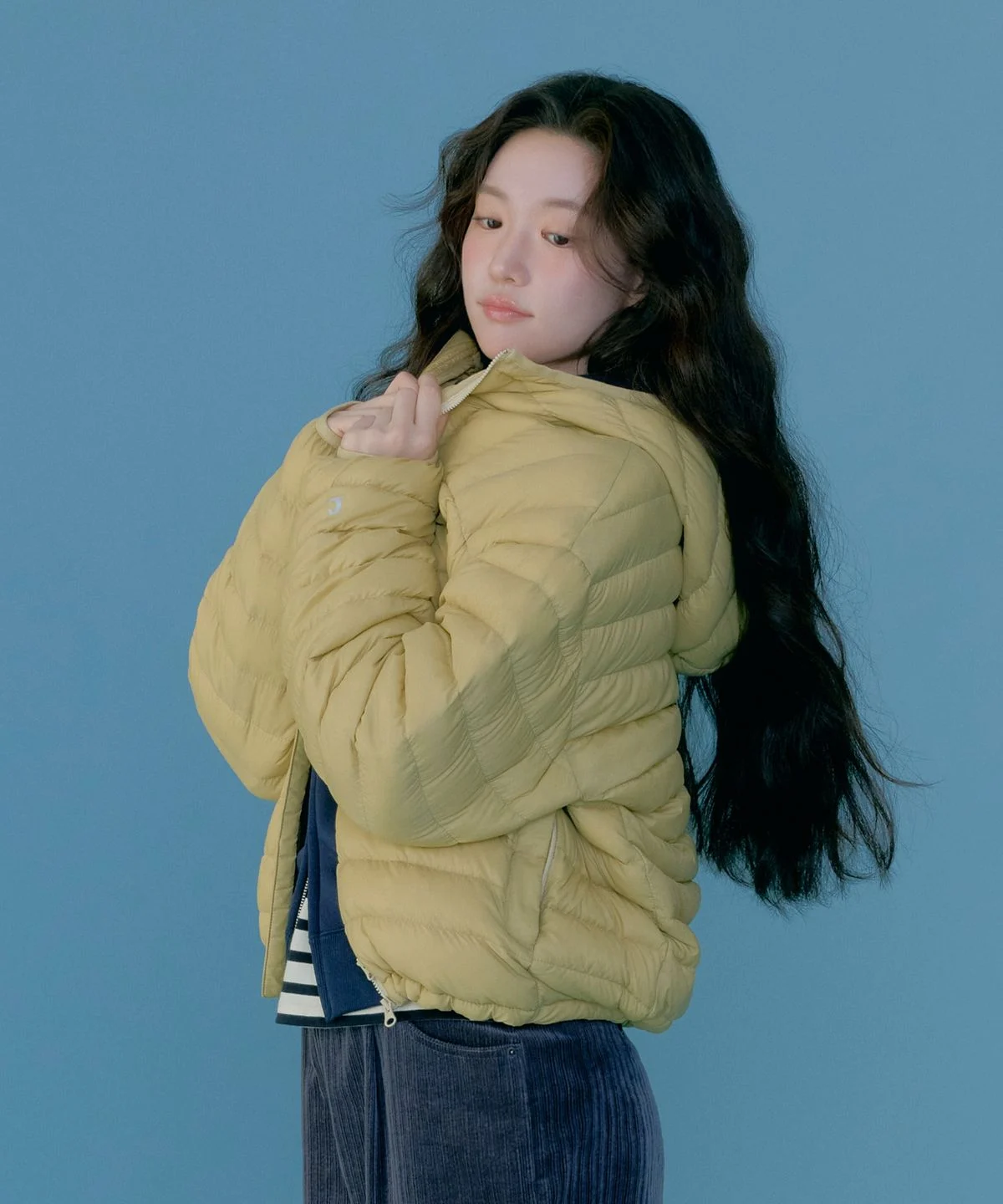 자켓 가슴 부분의 커버낫 로고와 깔끔한 지퍼 라인을 근접해서 촬영한 사진