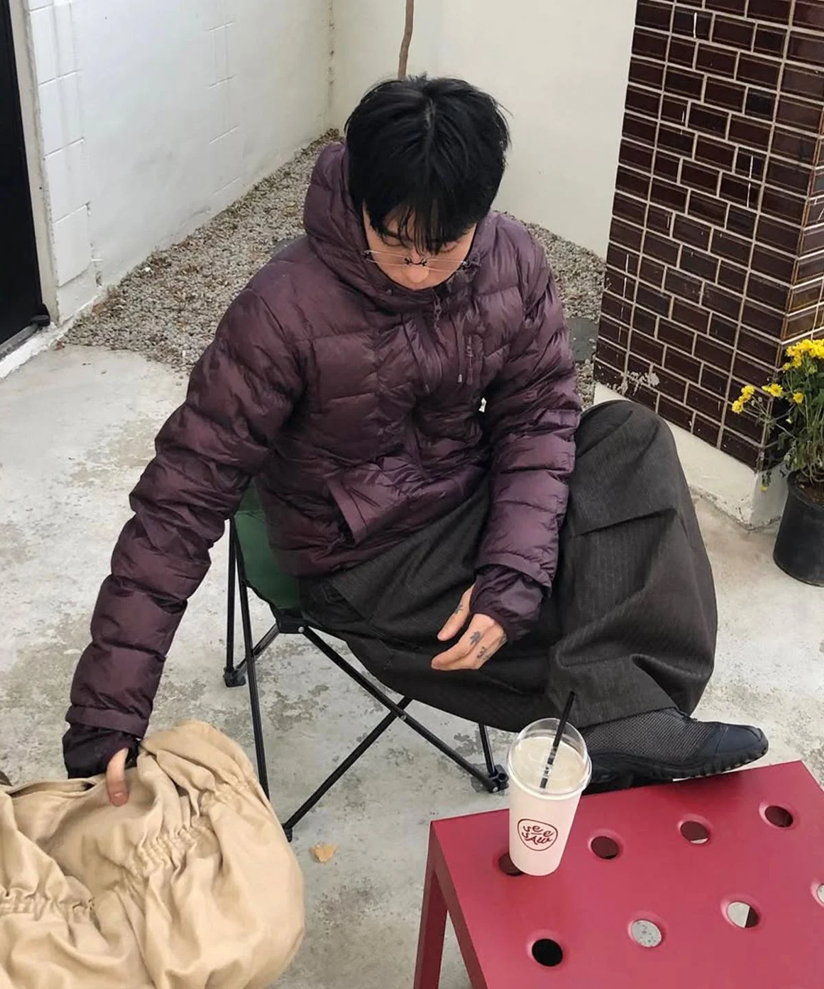인템포무드 아크틱 라이트 다운 재킷을 입고 거울 셀카를 찍으며 만족해하는 모습