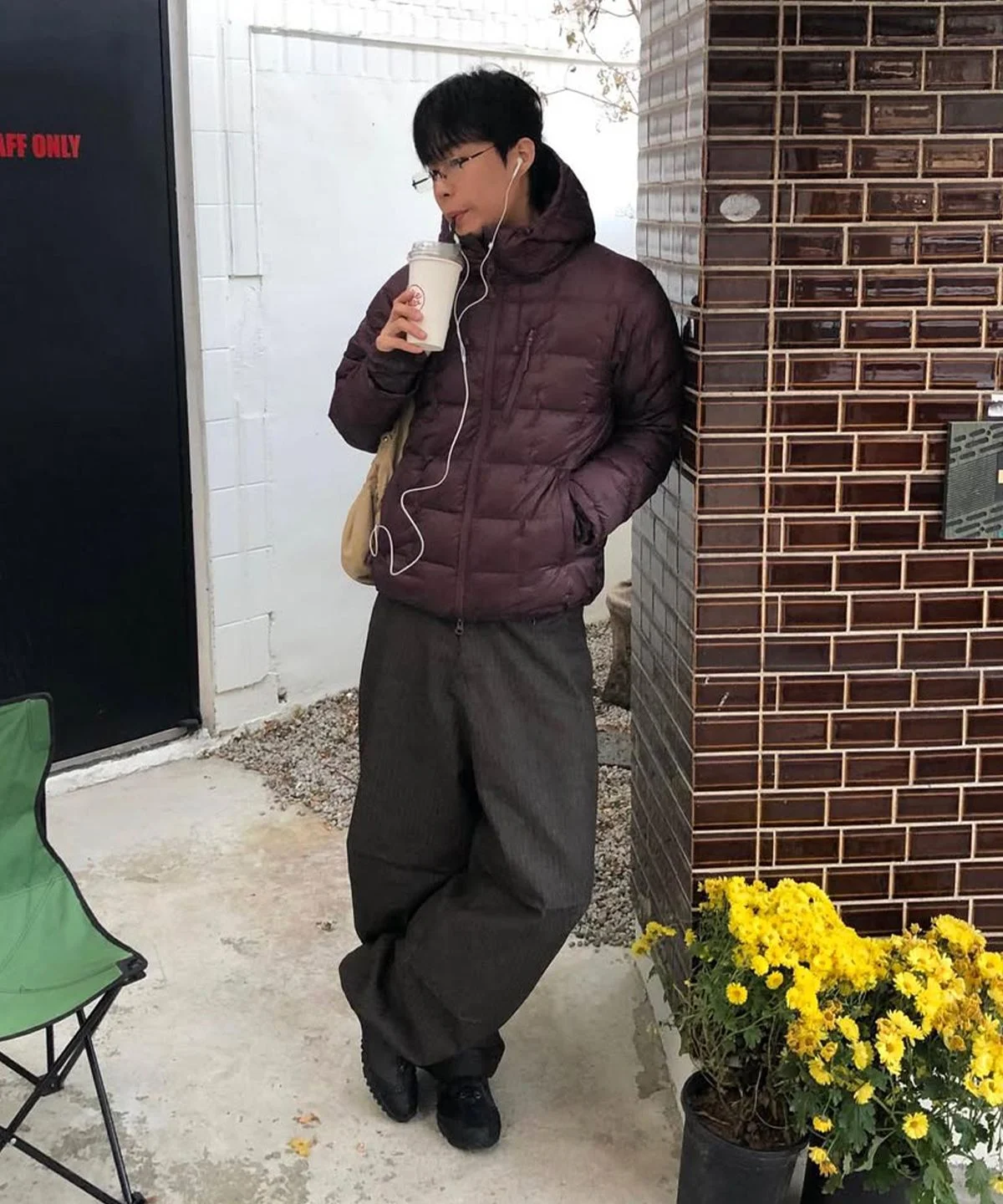 재킷을 가볍게 접어서 부피가 얼마나 작아지는지 보여주는 모습