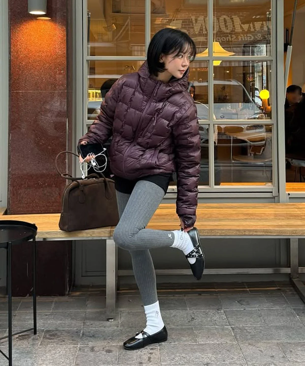재킷의 겉감 소재를 가까이서 찍은 클로즈업 컷과 인템포무드 로고가 살짝 보이는 디테일