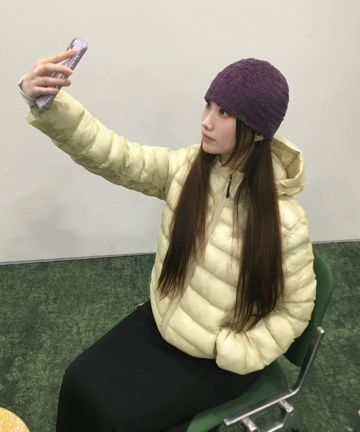 패딩을 입고 가볍게 스트레칭하며 팔의 움직임이 얼마나 편안한지 보여주는 생동감 있는 장면