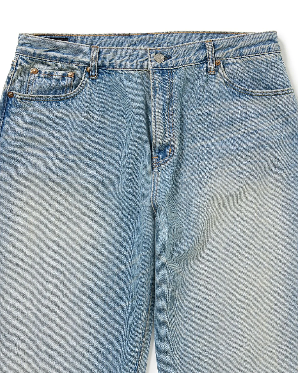 2주 착용 후 무릎 뒤쪽에 자연스럽게 잡히기 시작한 주름과 원단의 묵직한 질감이 느껴지는 컷