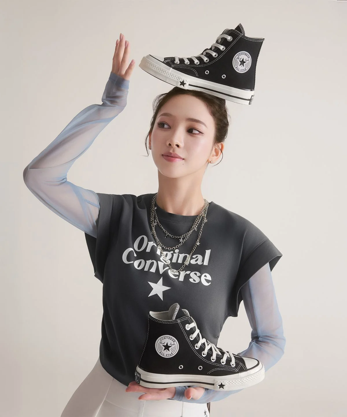미드솔의 겹쳐진 레이어드 구조와 화이트 고무 배색이 돋보이는 측면 상세 컷