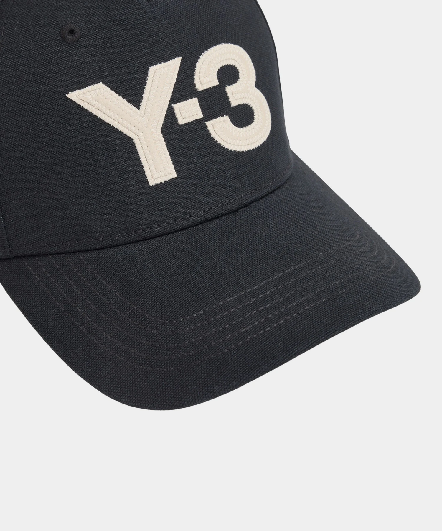 모자 정면의 Y-3 자수 로고를 가까이서 찍어 탄탄한 박음질을 보여주는 사진