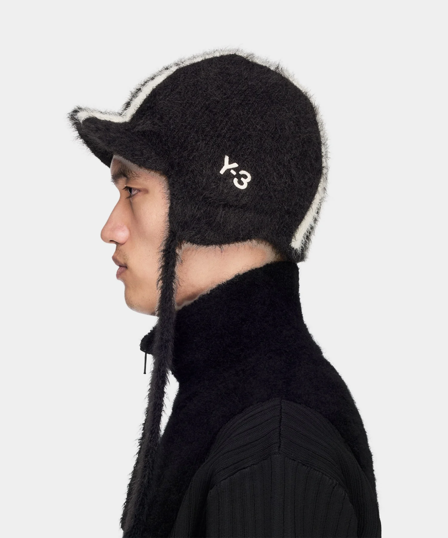 비니 내부의 Y-3 로고 라벨과 세탁 주의사항이 적힌 케어 라벨을 보여주는 상세 이미지