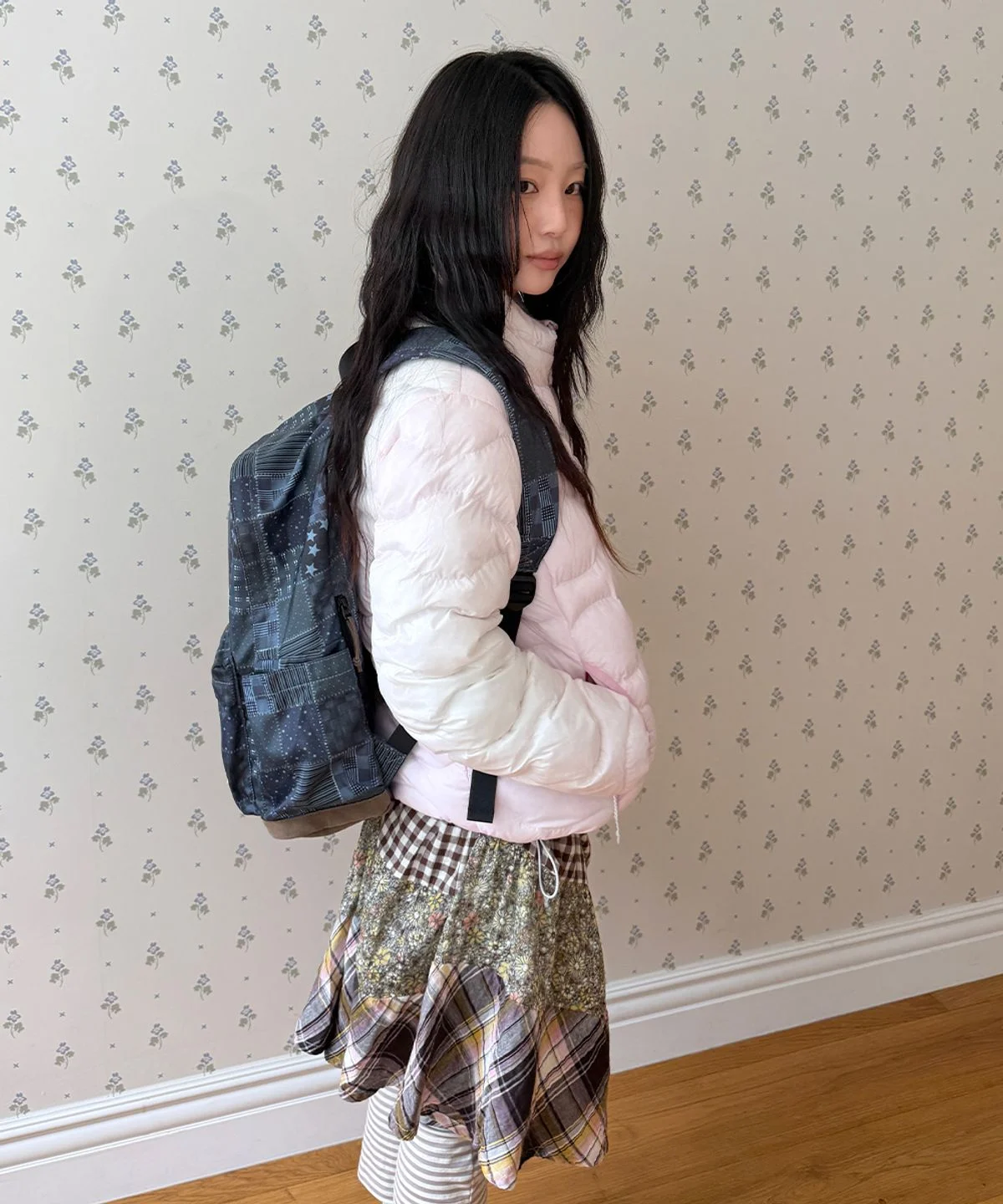 지퍼를 끝까지 올렸을 때 턱 끝까지 포근하게 감싸주는 하이넥 디자인의 착용 모습