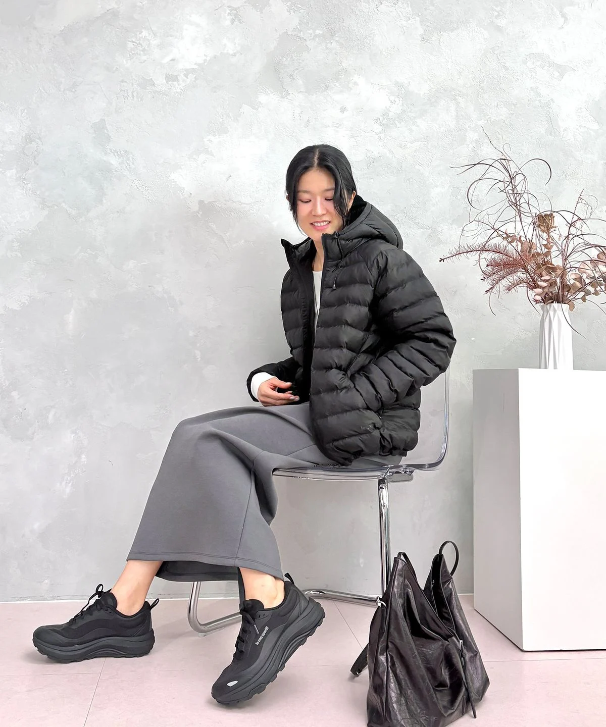 세탁기에서 막 꺼낸 패딩의 볼륨감이 그대로 살아있는 것을 확인하며 만족해하는 장면