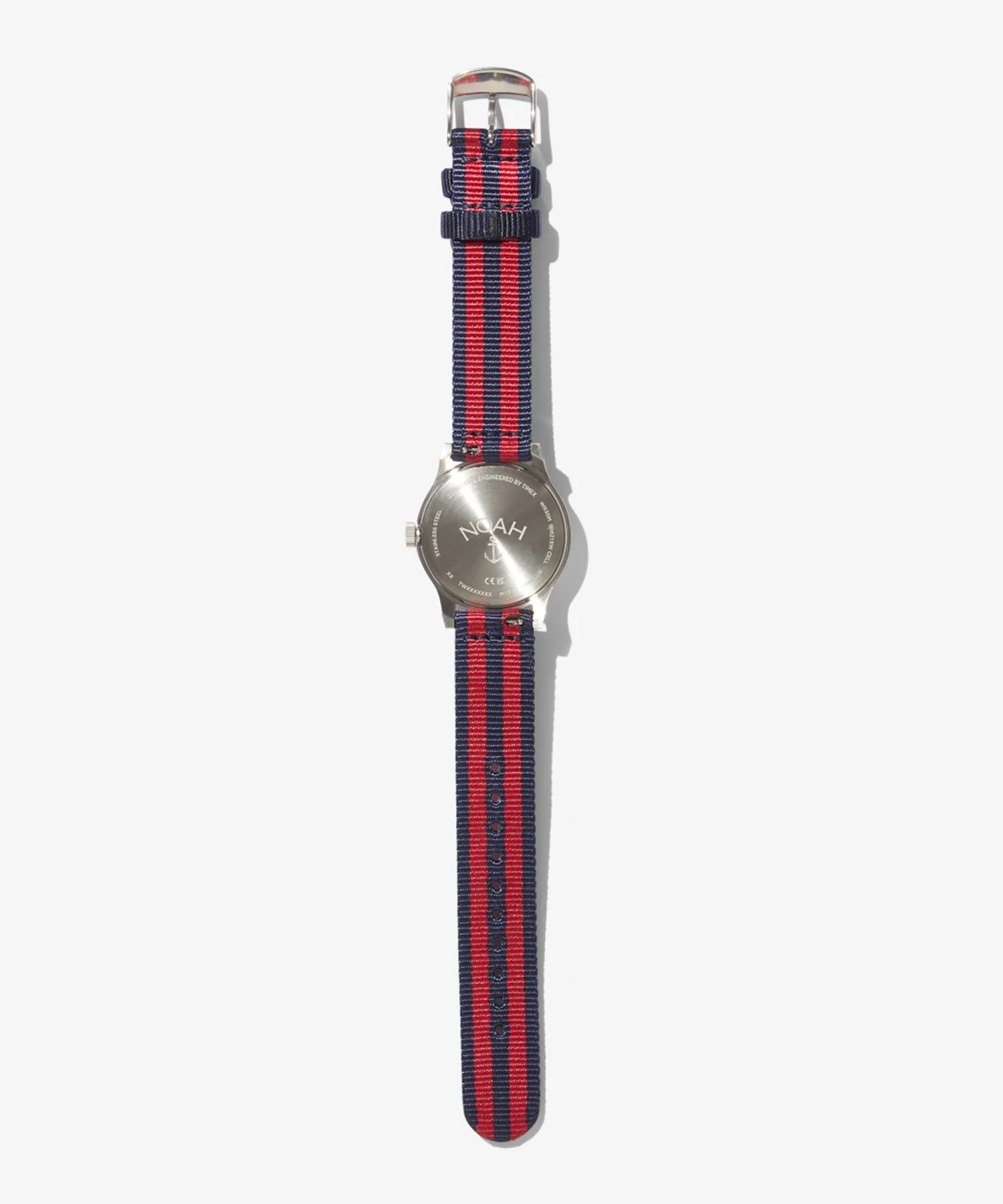 운전대를 잡은 손목 위에서 자연스럽게 빛나는 36mm 노아 타이맥스 시계의 착용 샷